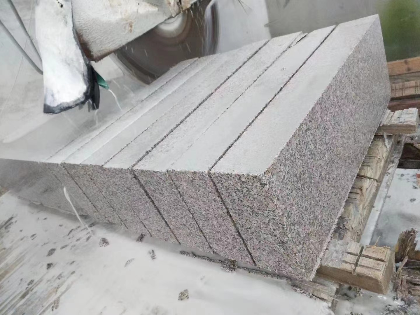 現(xiàn)代人追求的簡約生活品質(zhì)，離不開石材裝飾。(圖4)