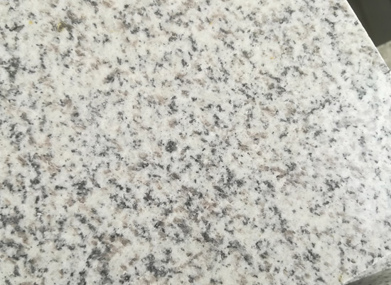 不止于美觀：芝麻灰干掛石材實現建筑的功能與實用性(圖2)