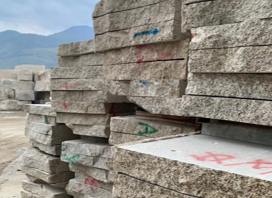 黃銹石荔枝面與光面外墻干掛用料區(qū)別及廠家價(jià)格對比信息