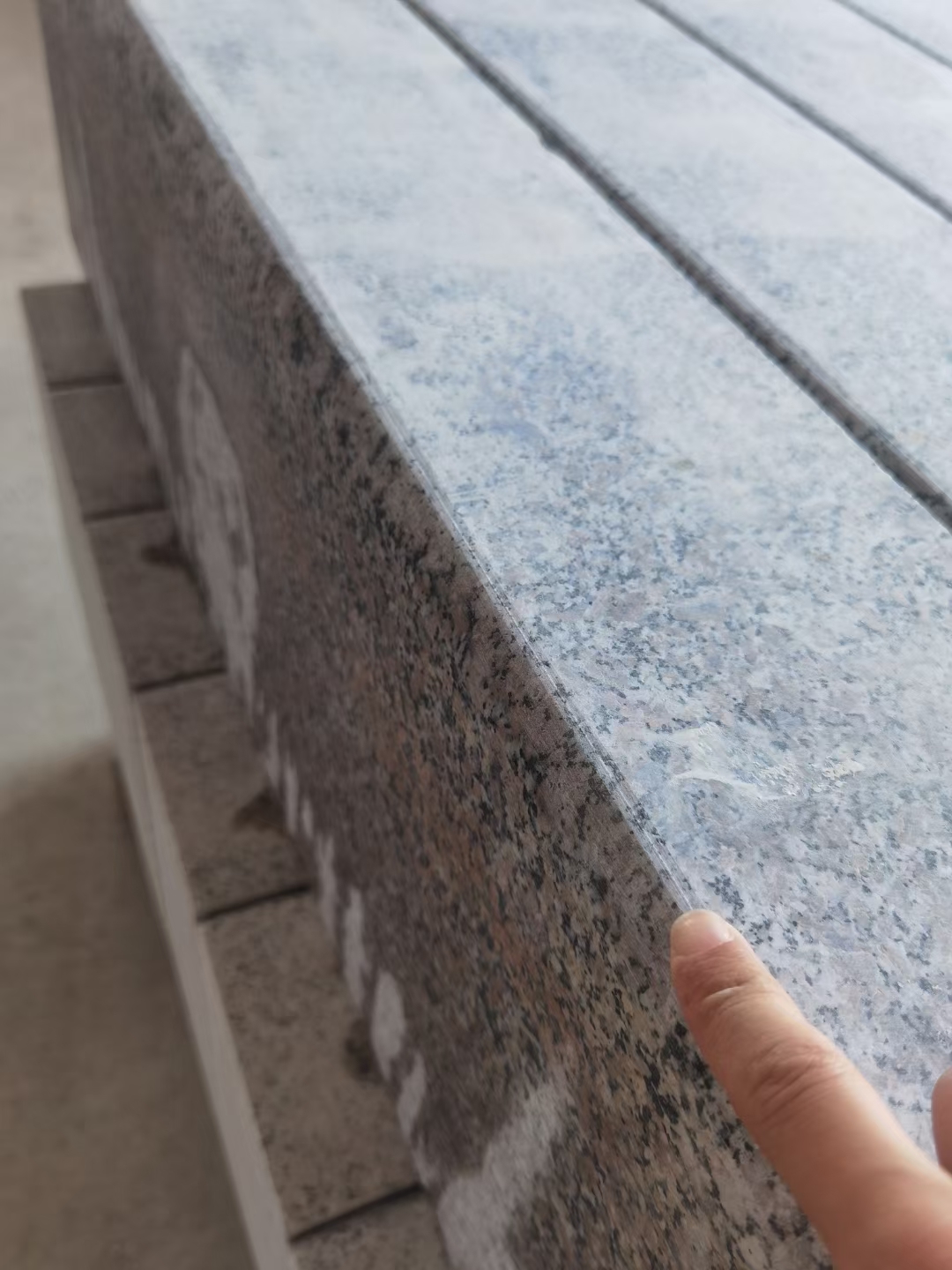 當前工地常用芝麻黑路沿石每米報價含機切面火燒面選項(圖2)