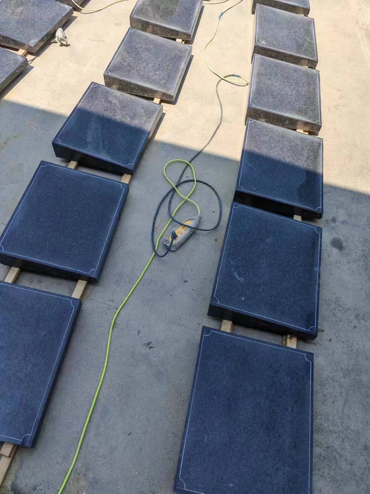 黑色墓碑石材與芝麻黑藍寶星臥碑加工廠家信息(圖4)