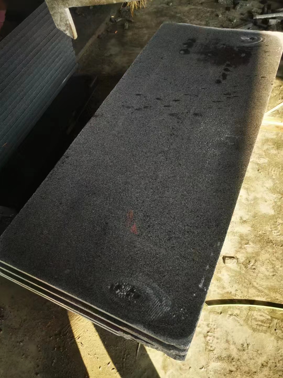 黑色墓碑石材價格查詢及芝麻黑臥碑加工廠家聯(lián)系(圖2)
