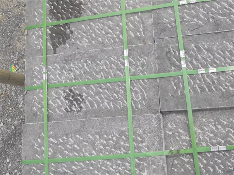 雕刻路沿石選用荔枝面斜紋面青石板時的常見表面粗糙度與防滑表現(xiàn)