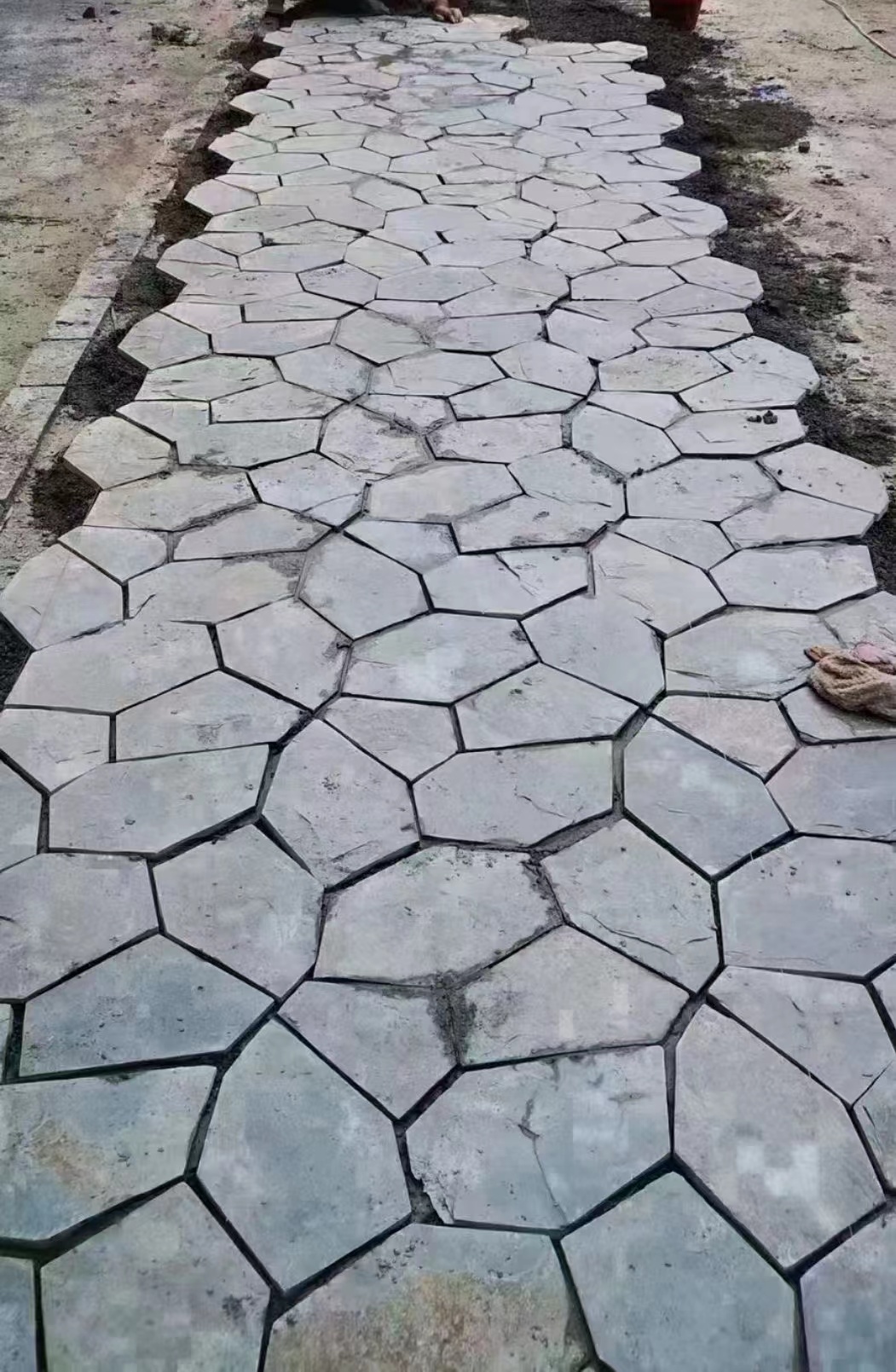 雕刻路沿石采用青石板荔枝面斜紋面材質的常見加工深度與邊部處理(圖2)