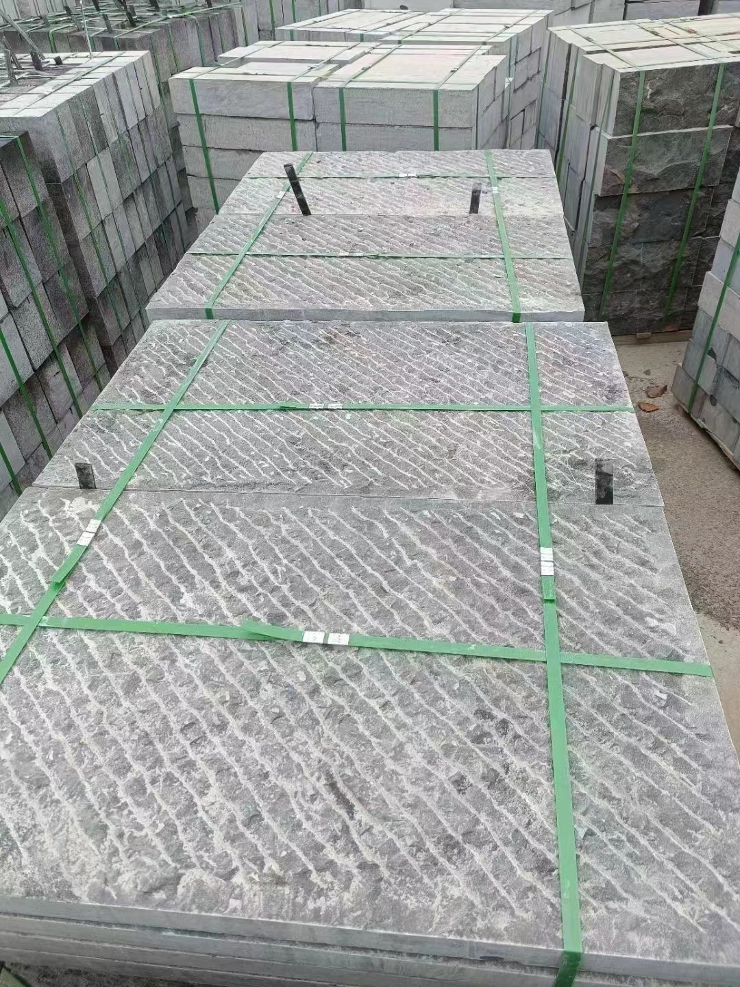 荔枝面斜紋面青石板用于雕刻路沿石的常見厚度與表面處理(圖2)