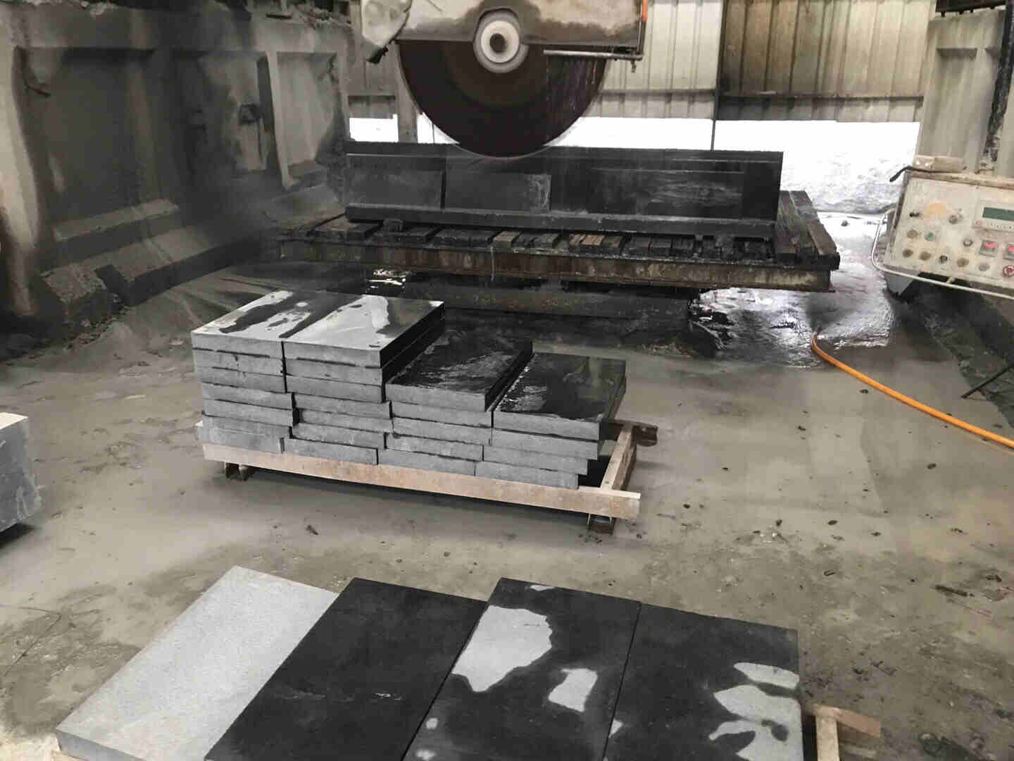 福鼎黑花崗巖墓碑文字雕刻深度與字體