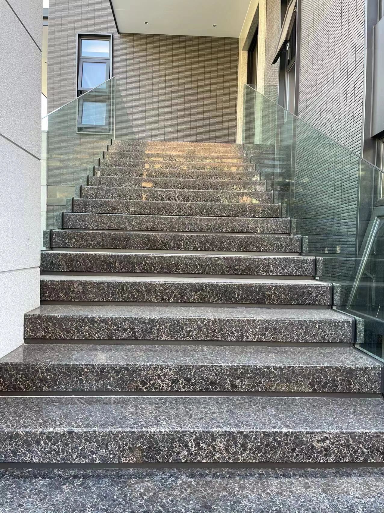 外墻時間長了風化后墻皮大量脫落解決方式 