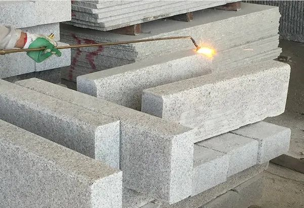 路沿石天然石材廠家珍珠花石材批發(fā)生產(chǎn)(圖1)