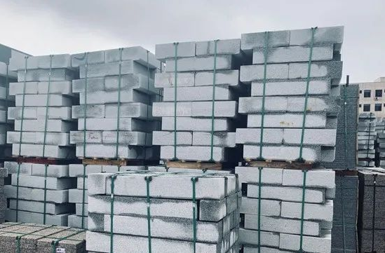 路沿石批發(fā)珍珠花天然石材廠家生產(chǎn)供應(yīng)(圖1)