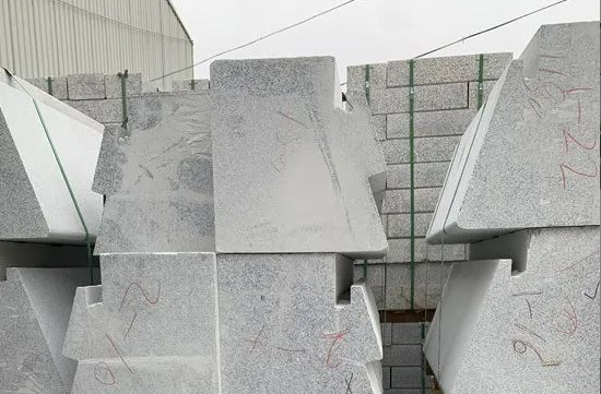 芝麻白花崗巖廠家直供芝麻白火燒板與路沿石批發(fā)報(bào)價(jià)