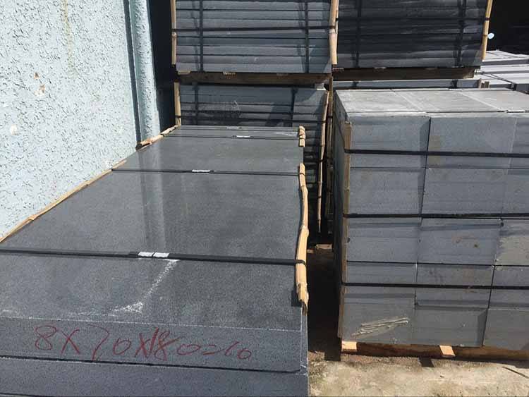 芝麻黑花崗巖火燒板與黑色大理石平方單價