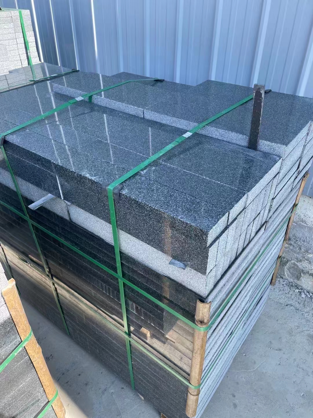 芝麻黑火燒板花崗巖在山東G654廠家的供應情況