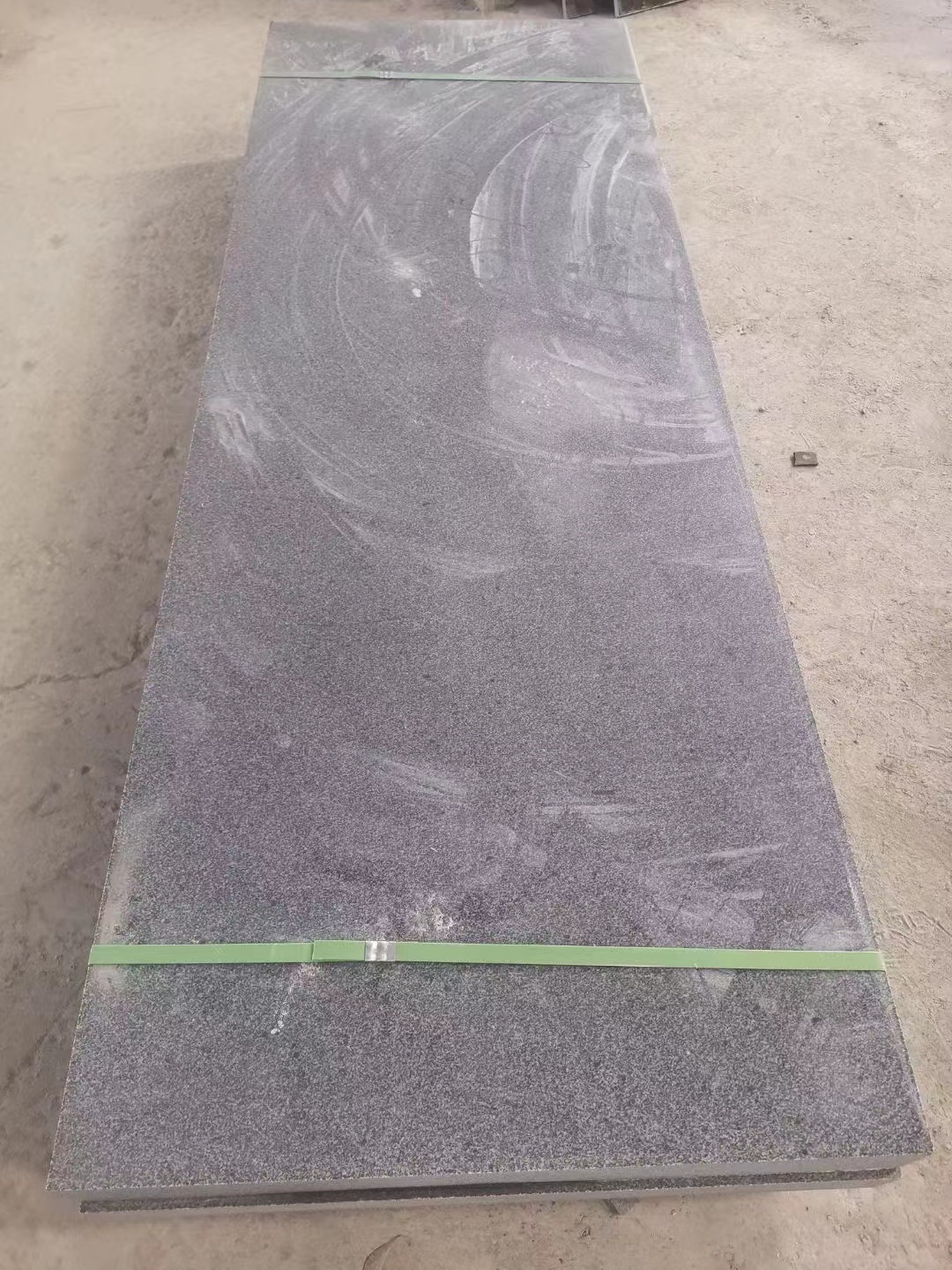 章丘黑火燒板光面與荔枝面區別對比