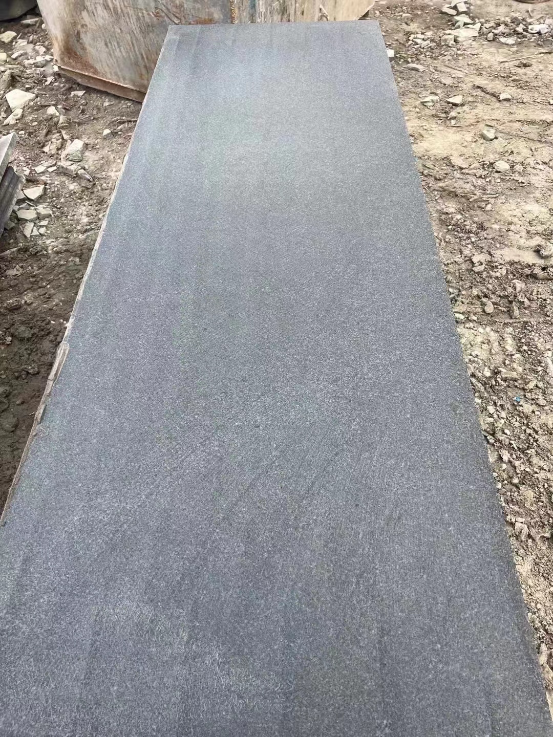 章丘黑火燒板用于城市支路非機動車停放區地面時與馬蹄石組合形成的分區界定結構