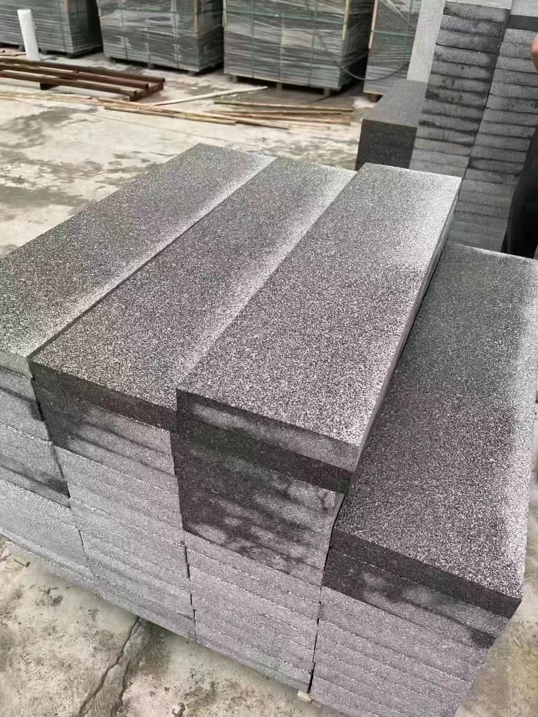 章丘黑火燒板地面鋪裝時如何選擇對應的石材厚度(圖2)