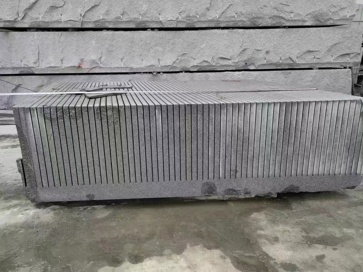 自然面花崗巖石材加工：自然面背景墻、石材影視墻及園林景觀墻