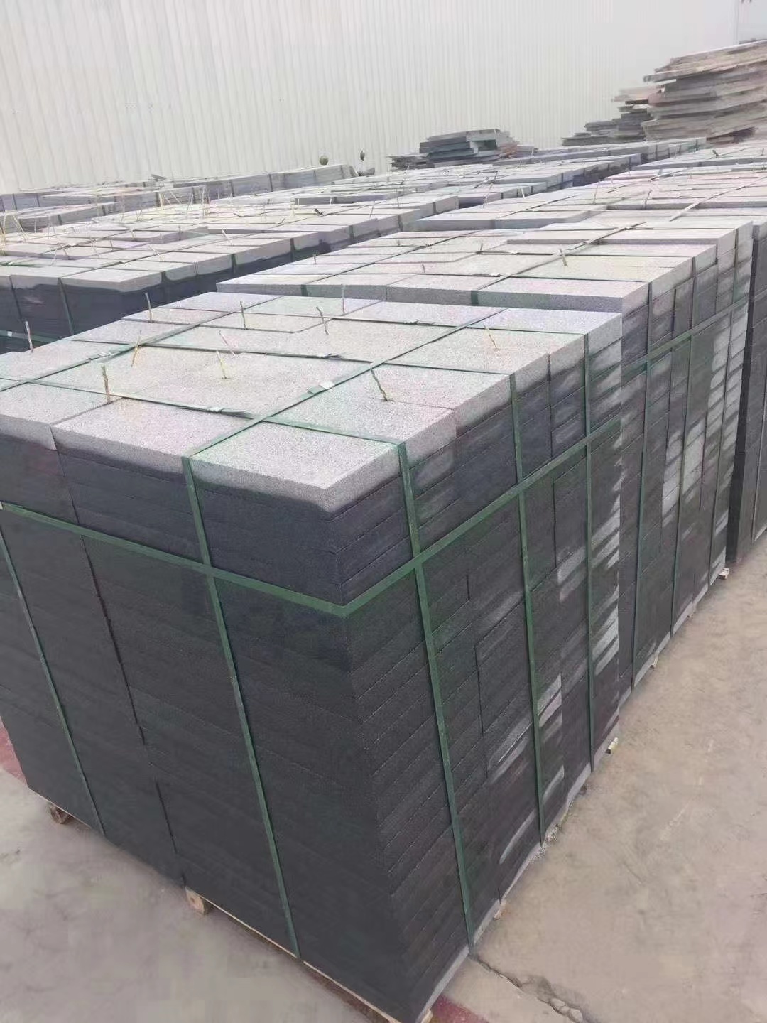 章丘黑地鋪石與馬蹄石在庭院道路中的實際使用效果