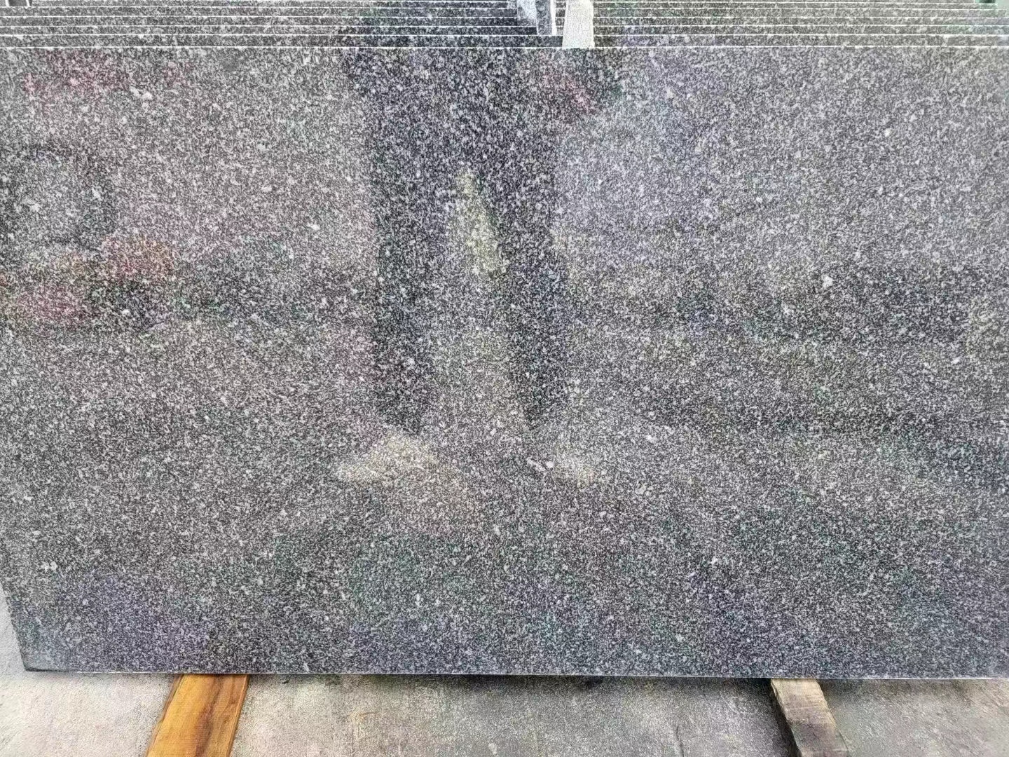 黑色大理石和芝麻黑火燒板花崗巖材質差異