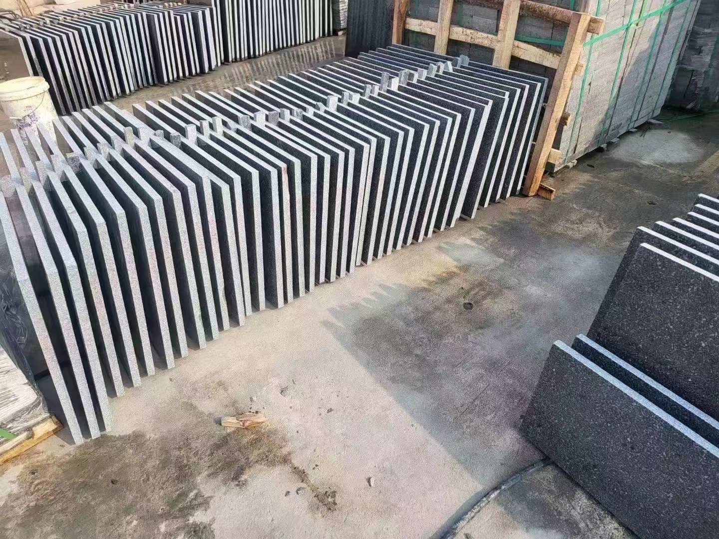 章丘黑地鋪石馬蹄石在別墅區路面鋪裝中的常見方案