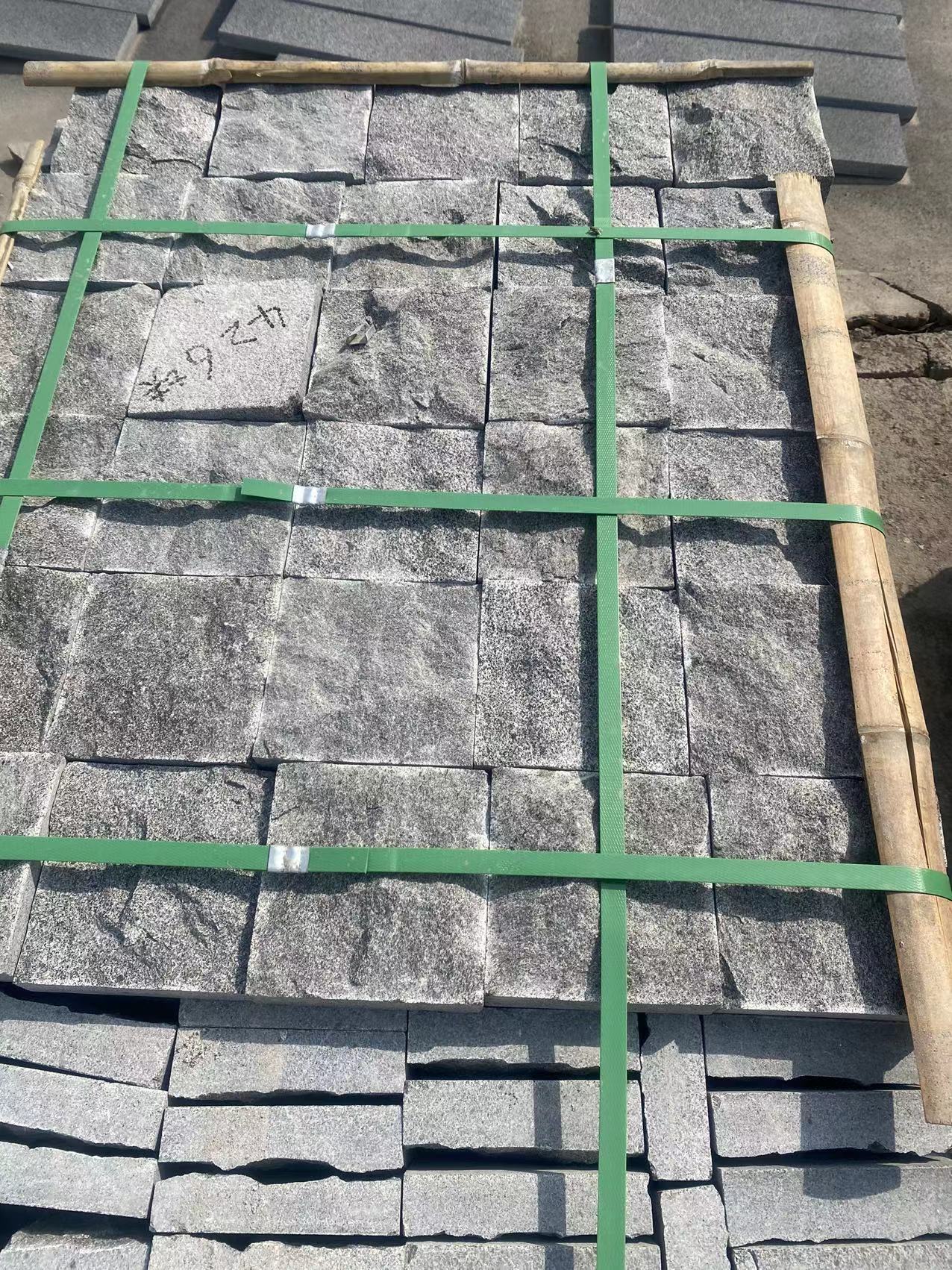 章丘黑火燒板與馬蹄石在園林地鋪施工中的搭配方法