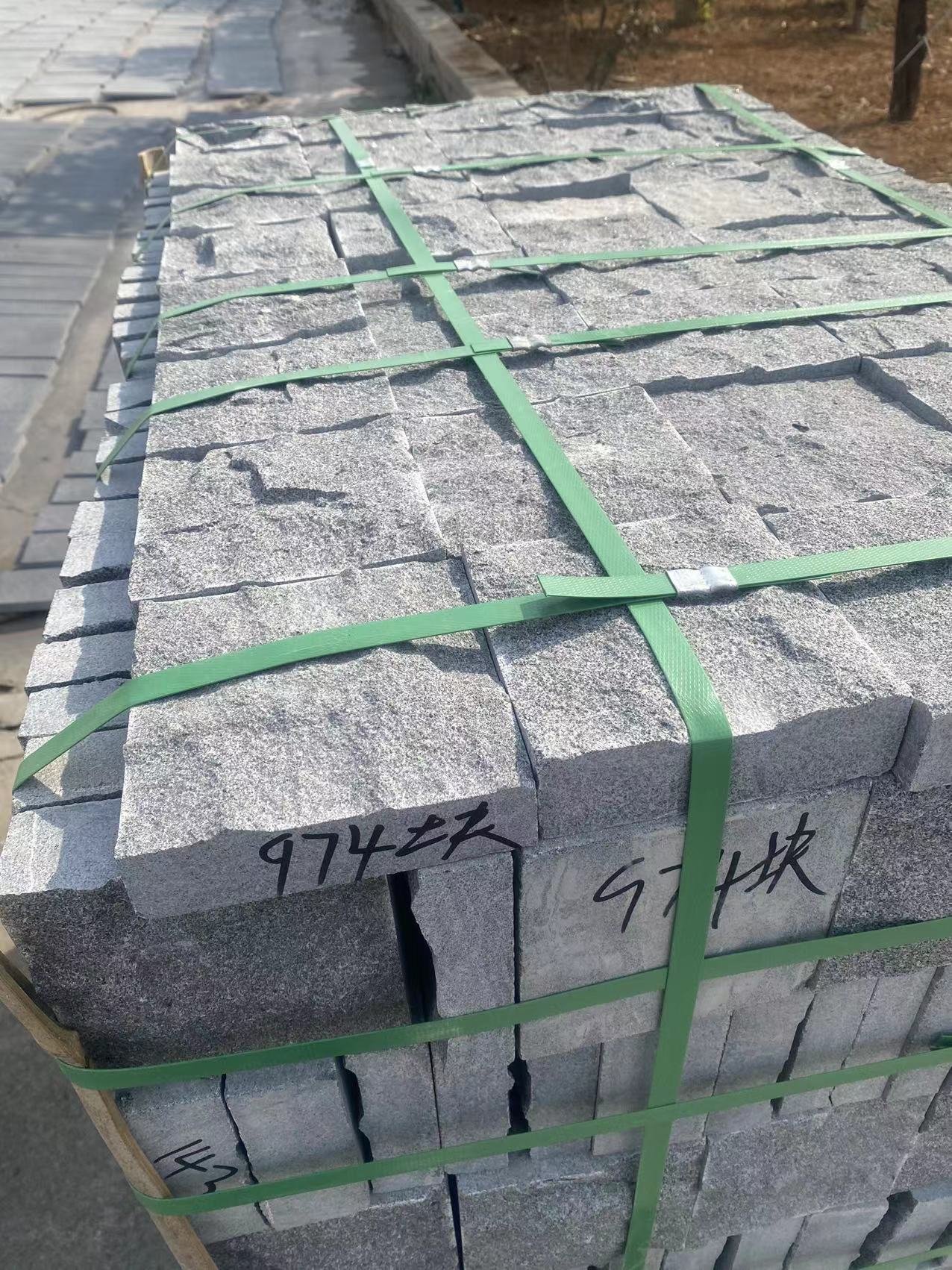 芝麻黑火燒板花崗巖與山東G654石材廠家價(jià)格對比(圖3)