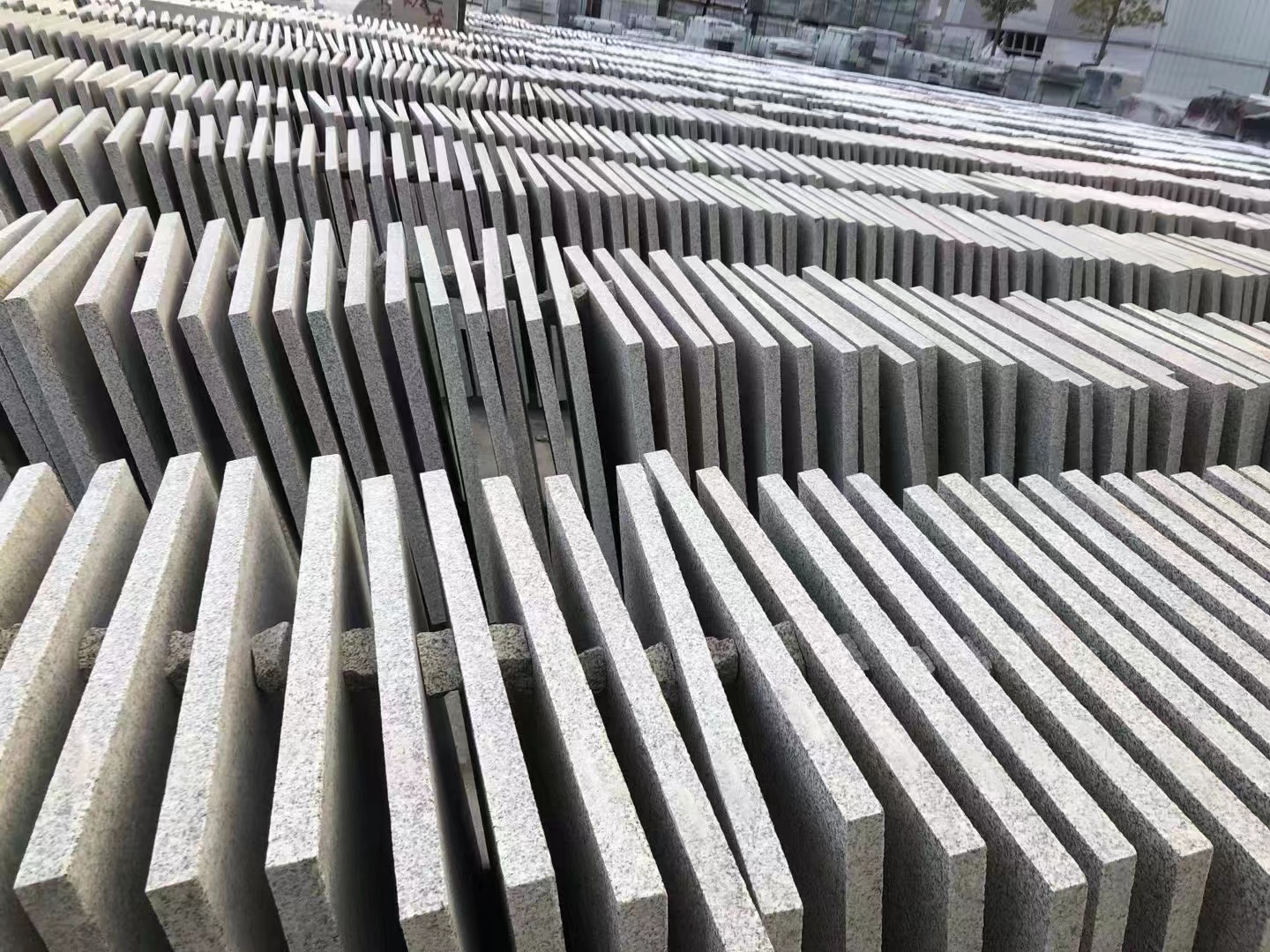 芝麻灰石材批發(fā)廠花崗巖路邊石價格參考(圖1)