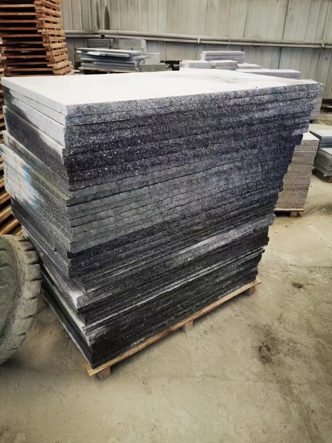 芝麻灰花崗巖石材廠家生產(chǎn)火燒板荔枝面光面多種工藝(圖2)