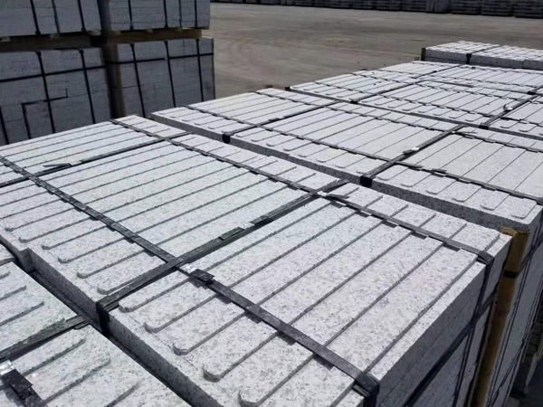 芝麻白花崗石盲道