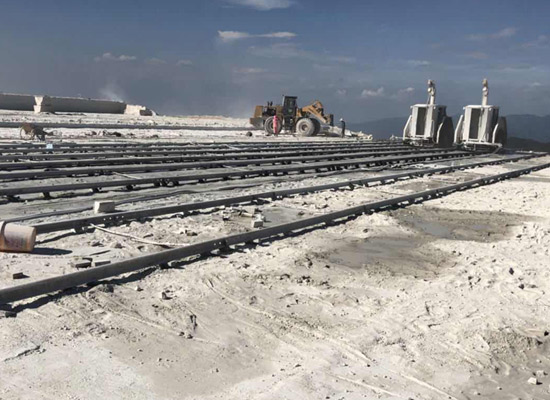 衛生間、廚房濕區石材鋪裝：防水、防滑與收口細節處理