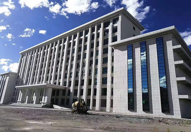 從保護安全到提升美觀，了解大門材質對家居的重要影響。