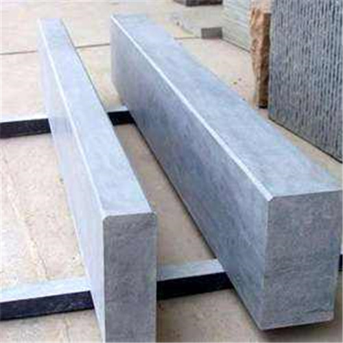 怎么防止魯灰路沿石出現(xiàn)白華問題？