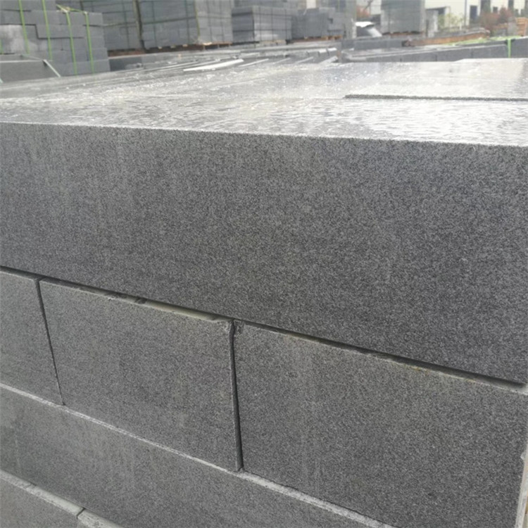 3厚芝麻灰花崗巖(圖1)