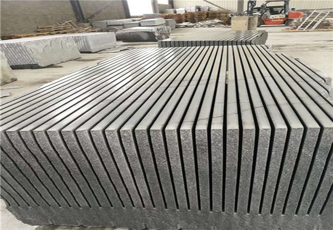 芝麻黑花崗巖做廣場壓邊石時的倒角形式與轉角收口常見做法(圖1)