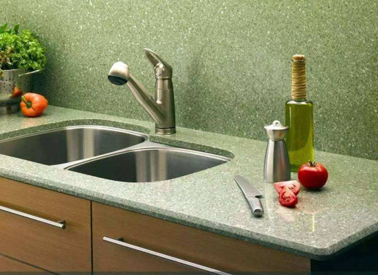 對于小戶型適合采用灰色地板嗎？會顯得昏暗狹小嗎？