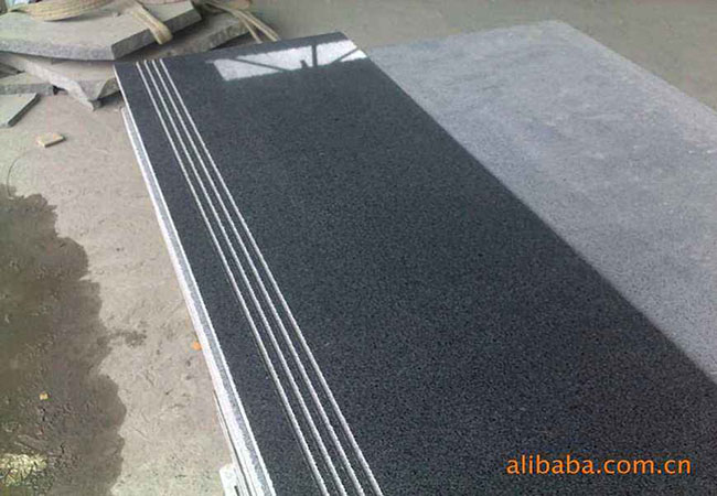 芝麻黑盲道磚價格行情多少