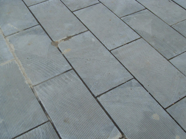 地鋪石用于小院地面時(shí)不同尺寸對(duì)應(yīng)的基礎(chǔ)墊層厚度建議(圖1)