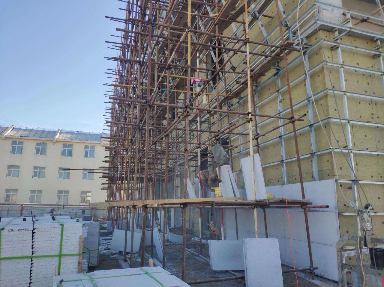 干掛石材濕貼工藝的優缺點？(圖1)